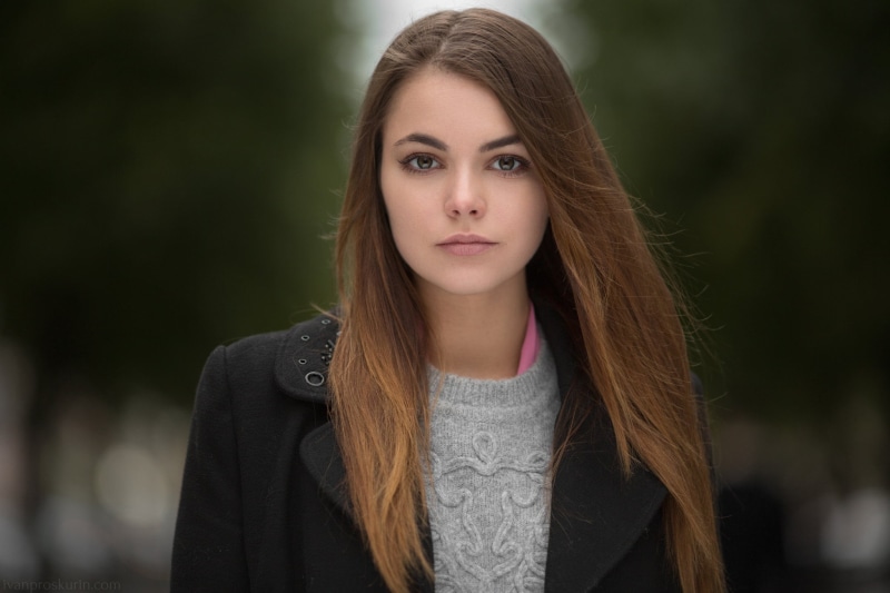 focus on foreground, casual clothing, women, Ivan Proskurin, young women, front view, hairstyle, contemplation, 1080P, beautiful woman, looking at camera