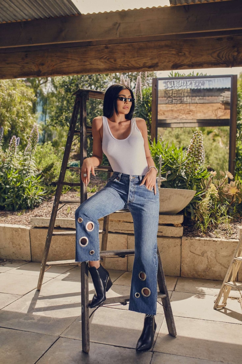 females, gardening, architecture, T-shirt, front view, lifestyles, adult, beautiful woman, women with glasses, young adult, women, mid adult, sitting, casual clothing