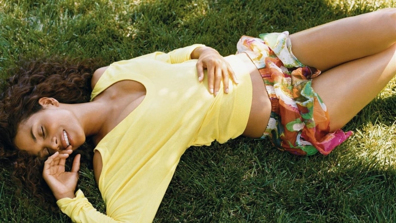 females, lying down, smiling, day, young adult, leisure activity, lying on back, relaxation, beautiful woman, adult, summer, Halle Berry, human body part