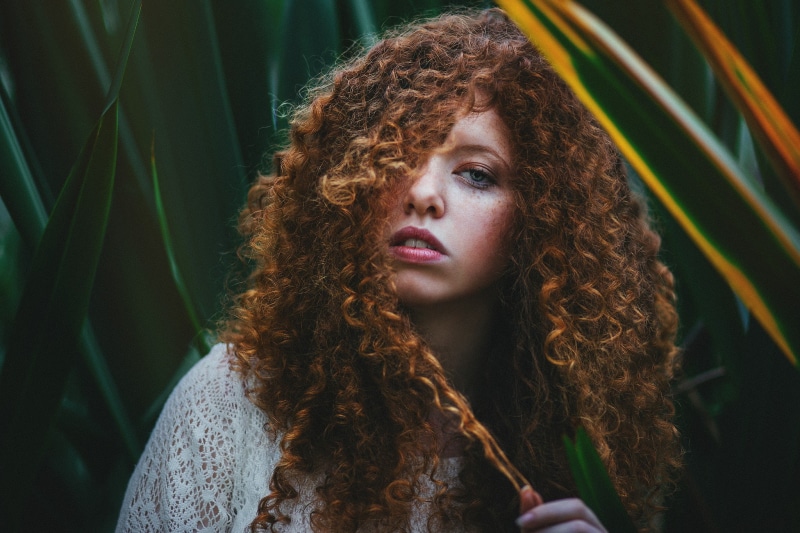 looking at camera, one person, beauty, long hair, hairstyle, brunette, hair, lifestyles, women outdoors, beautiful woman, frizzy, women, 1080P, curly hair