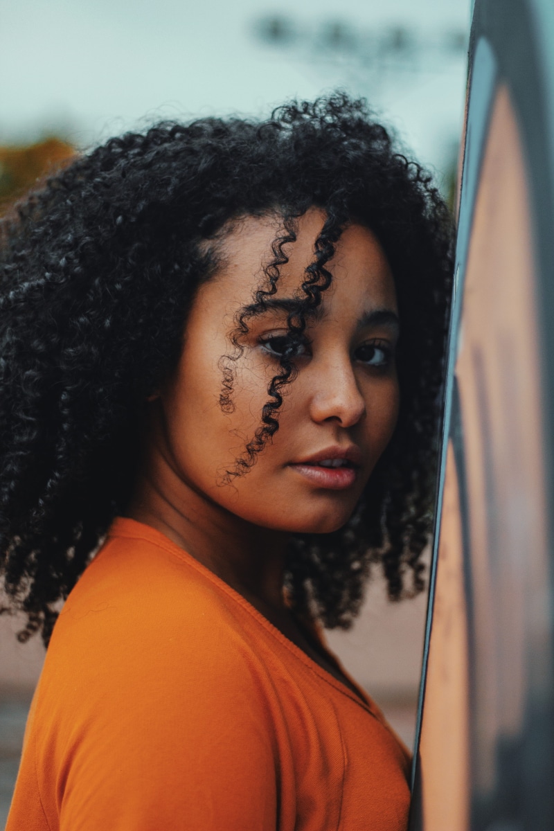 hair, curl, 5K, contemplation, real people, close-up, one person, lifestyles, young adult, leisure activity, headshot, brazilian, urban, hairstyle, teal and orange