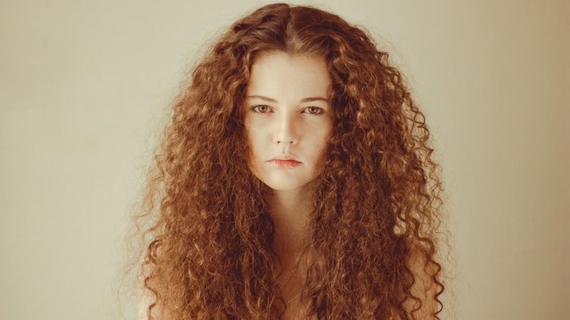 studio shot, Simple Background, teenager, front view, beauty, brown hair, 1080P, portrait, Curly Hair, model, Looking At Viewer, beautiful woman, hair