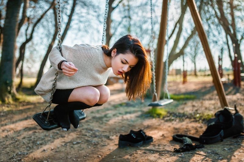 1080P, hairstyle, young women, land, model, long hair, outdoors, lifestyles, brunette, adult, swings, plant, brown hair, sweater, young adult, nature