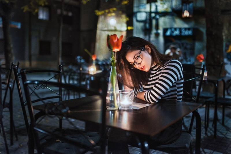 restaurant, Gustavo Terzaghi, women, brunette, evening, women with glasses, model, long hair, 1080P, Delaia Gonzalez