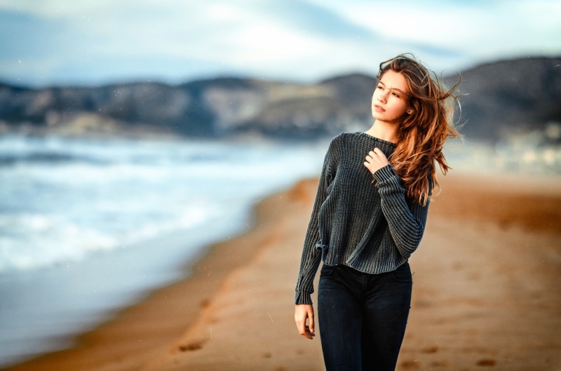 beach, long hair, redhead, looking away, jeans, wavy hair, Gustavo Terzaghi, sweater, 1080P, windy, model, women outdoors, women, women on beach, depth
