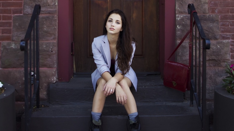 young adult, leisure activity, three quarter length, sitting, fashion, looking at viewer, portrait, clothing, woman, lifestyles, one person, button, white