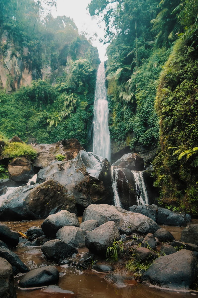 waterfall, beauty in nature, stream, flowing, power in nature, moss, plunge, rock - object, no people, outdoors, 5K, motion, cascade, environment, long exposure