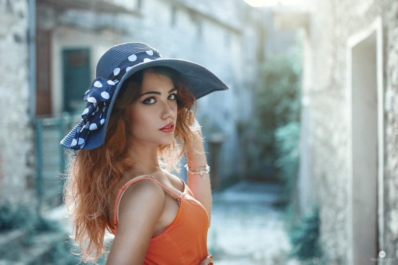 beautiful woman, wearing, sunny, Clara Alonso, 1080P, hair, long hair, beautiful people, looking at camera, headshot, gray, fashion, beauty, hat, orange