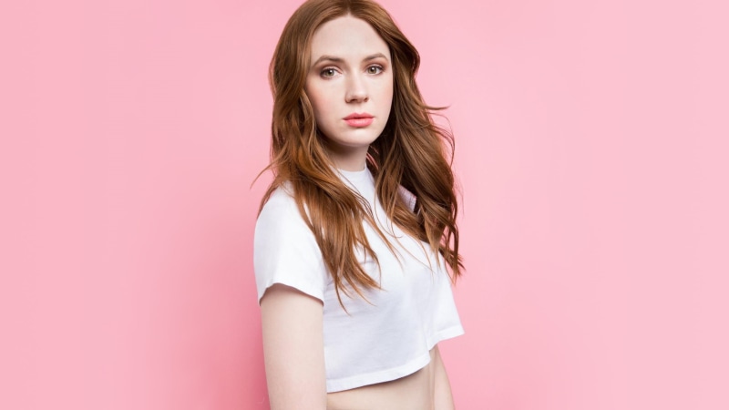 2K, belly, redhead, actress, bare midriff, Karen Gillan, pink background