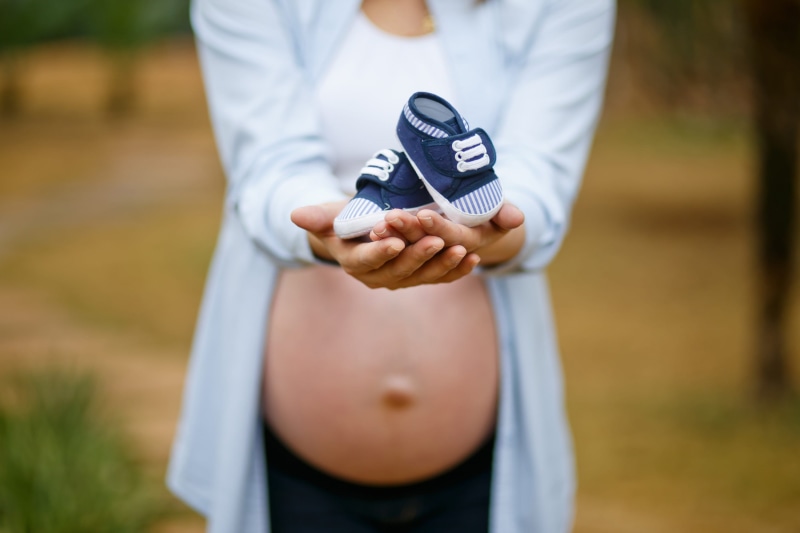 day, clothing, lifestyles, men, front view, body part, midsection, shoe, 2K, outdoors, pregnancy, human limb, one person, people, human body part, casual clothing