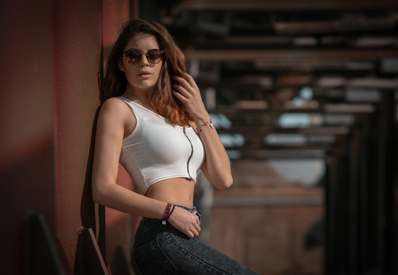young women, pants, portrait, hairstyle, sunglasses, beautiful woman, glasses, belly, adult, 1080P, three quarter length, focus on foreground, lifestyles
