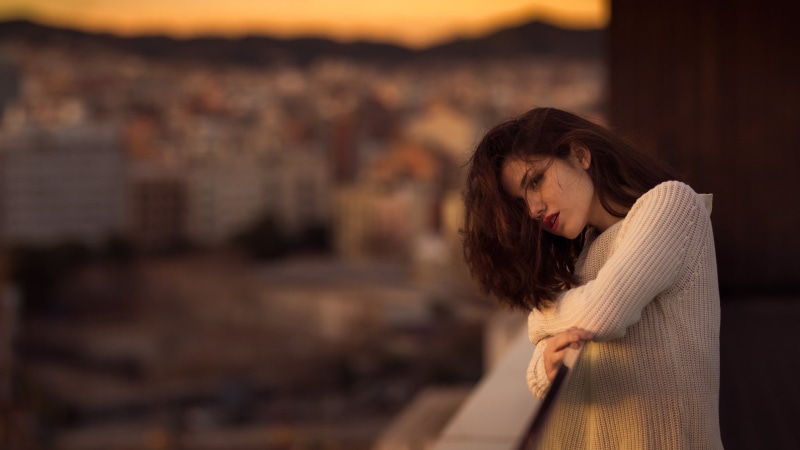 women outdoors, Delaia Gonzalez , sunset, 500px, emotion, 1080P, long hair, contemplation, brunette, white clothing, hopelessness, solitude, one person