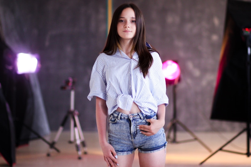 belly, model, brunette, 2K, jean shorts, painted nails, looking at viewer, women, shirt, women indoors, portrait