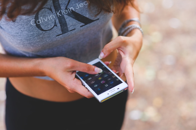 standing, wearing, connection, android, 5K, adults Only, lifestyles, woman, midsection, gray, females, hand, women, technology, business, phone, klein