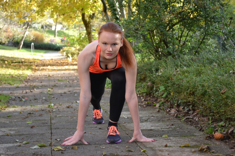 position, exercising, women, females, wellbeing, sport, fall leaves, athlete, southern germany, action, beautiful woman, sprint, muscular Build, autumn mood