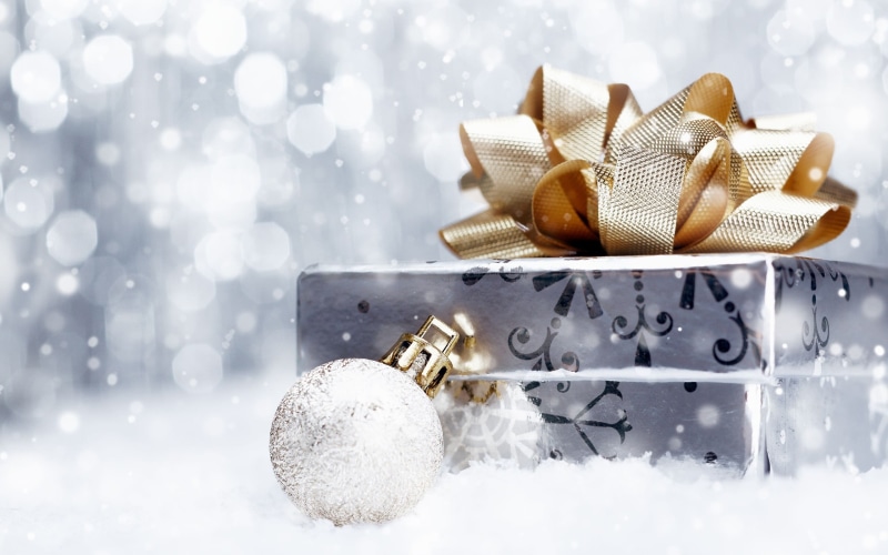 2K, presents, decoration, close-up, still life, silver colored, white color, gift, bokeh, christmas decoration, focus on foreground, christmas, bauble