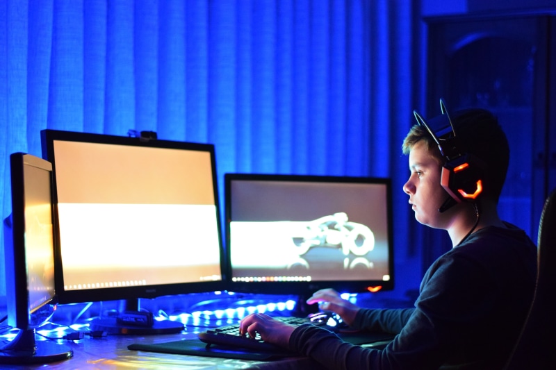 young adult, light, 5K, indoors, watching, sitting, desktop, data, connection, monitor, mobile, adult, people, copy space, empty, office, music, electronics