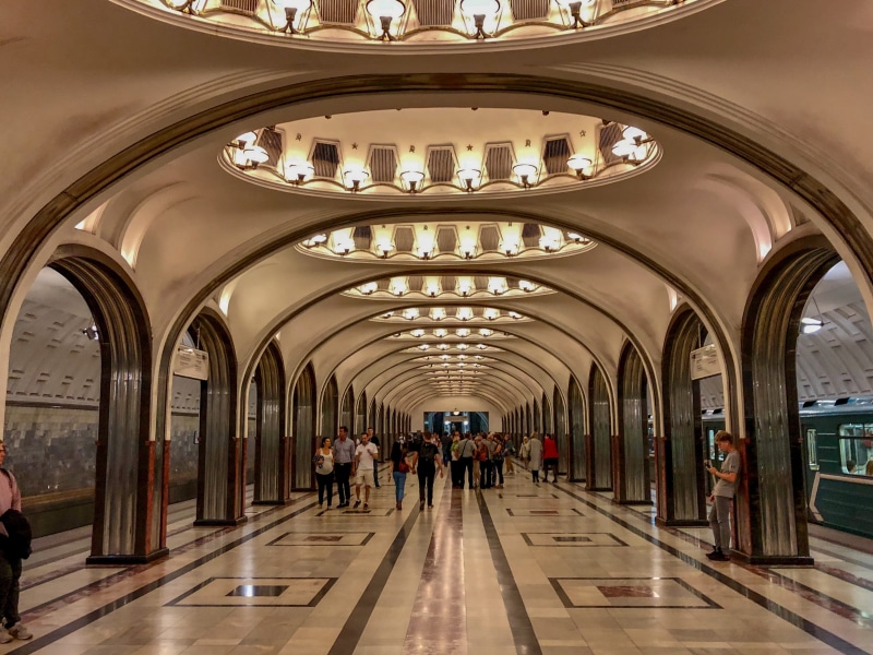 design, real people, travel, the way forward, people, women, moskva, direction, subway station, group of people, ceiling, men, arches, station, metro station