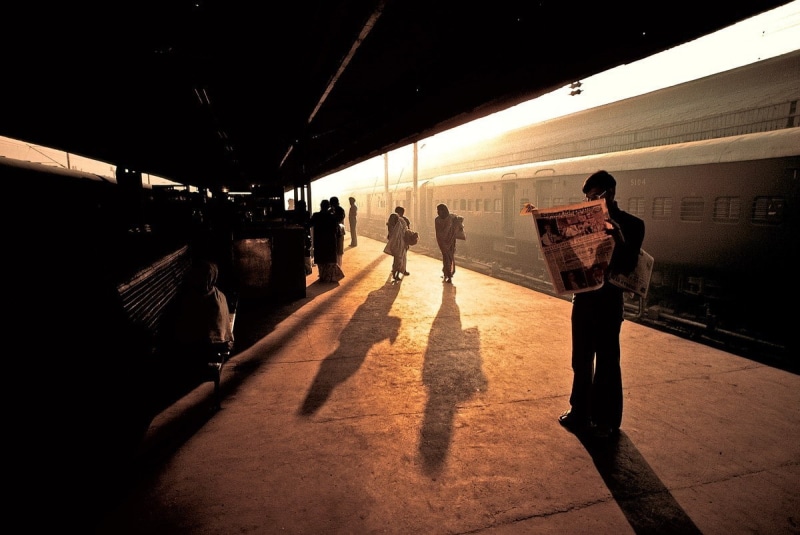480P, Train Station, sitting, vintage, People, Train, shadow, Waiting, Steve McCurry, Sun Rays, photography, India, Reading, sunset, Newspapers
