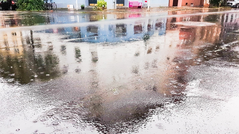 outdoors, bad weather, mirroring, day, water, built structure, sraßenecke, pink bank, 4K, puddle, architecture, reflection, autumn, road, little traffic