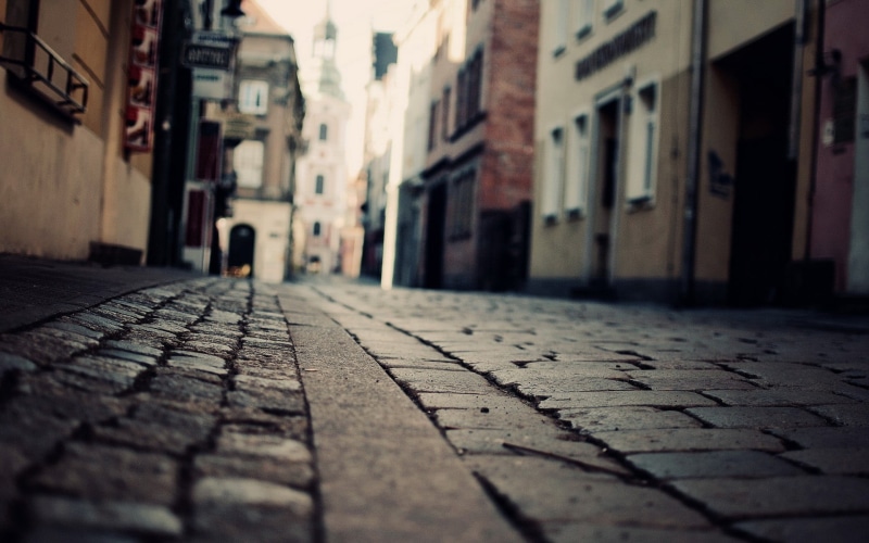 direction, city, alley, depth of field, day, old, pavements, blue, built structure, 1080P, the way forward, architecture, building exterior, paving stone
