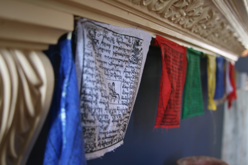 hanging, clothing, non-western script, indoors, selective focus, 4K, flags, building, religion, spirituality, place of worship, built structure, belief