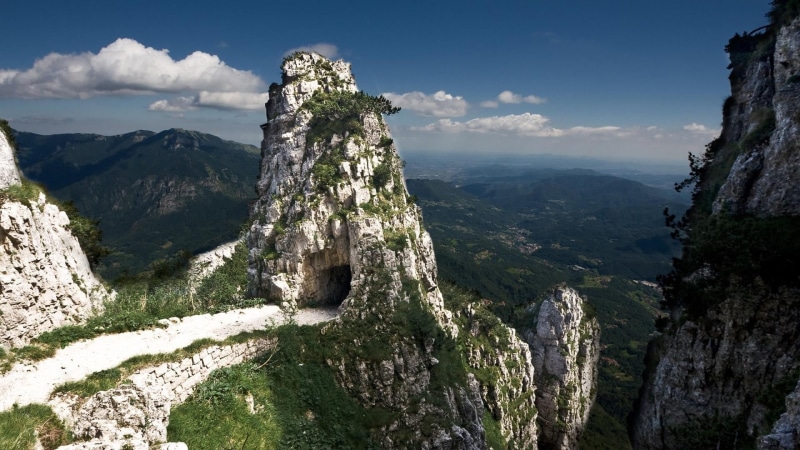 tranquil scene, rock formation, outdoors, no people, moutain, rock, mountain, green, nature, day, formation, beauty in nature, white, solid, sky, rock - object