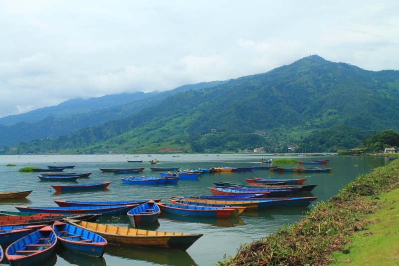 hills, brown, transportation, Boats, shore, sky, cultures, himalayan mountains, himalayan hills, range, Colorful, countryside, scenics, phewa, mode of transportation