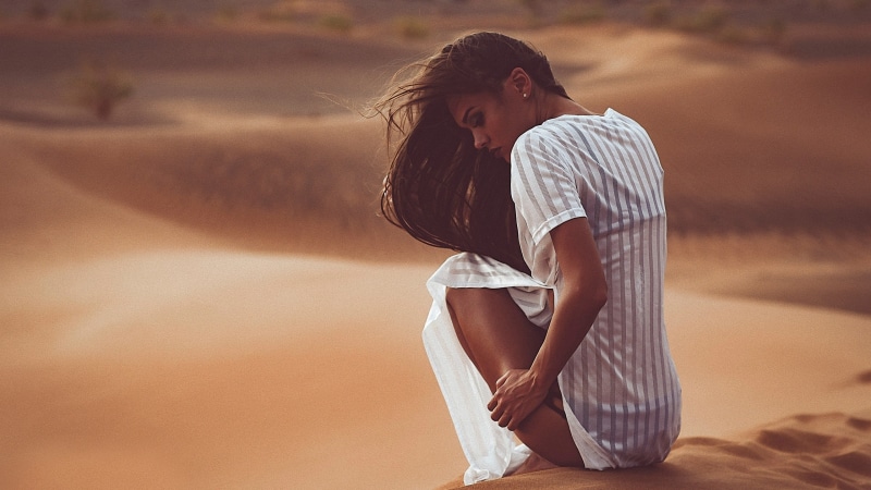 casual clothing, white, women, beauty, windy, outdoors, women outdoors, sitting, one person, model, 2K, lifestyles, nature, girls, sleeved, land, child