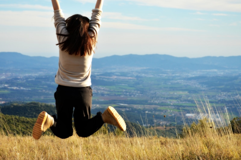 black, vall, mountain, gray, 5K, one Person, grass, montaña, one Young Woman Only, valley, salt, campo, females, jumping, joia, montagne, montagna, alegria