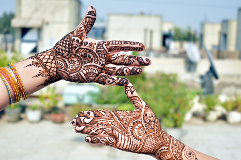 floral pattern, finger, hand, hands, pattern, focus on foreground, real people, henna tattoo, human hand, lifestyles, henna, day, human body part, 5K