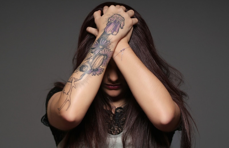 1080P, tattoo, front view, hair, hairstyle, human body part, gray background, women, indoors, body part, arms, one person, henna tattoo, human limb, studio shot