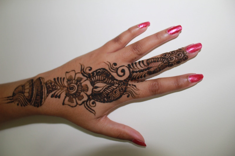 henna tattoo, human hand, nail polish, hand, indoors, floral, Mehndi, henna, human finger, body part, studio shot, finger, adult, nail, palm, Design, flower