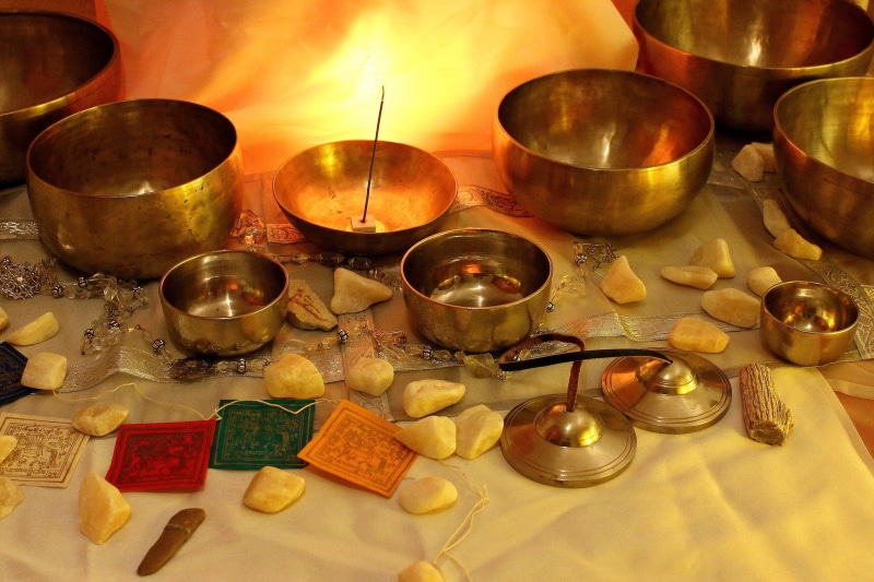 table, shell, esoteric, wellbeing, therapy, belief, fire, meditation, therapy klangschalenset, flame, relaxation, singing bowl, ladle, choice, tibetan sound bowls