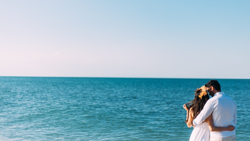 white, clear, people, girl, 5K, horizon, adult, sea, dress, looking at view, ocean, two people, man, woman, sky, couple, bride, vacations, marriage, groom