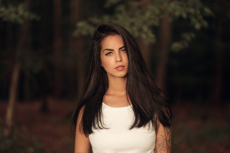 looking at camera, tree, green eyes, adult, beauty, beautiful people, women outdoors, contemplation, 1080P, focus on foreground, Martin Kühn, young women