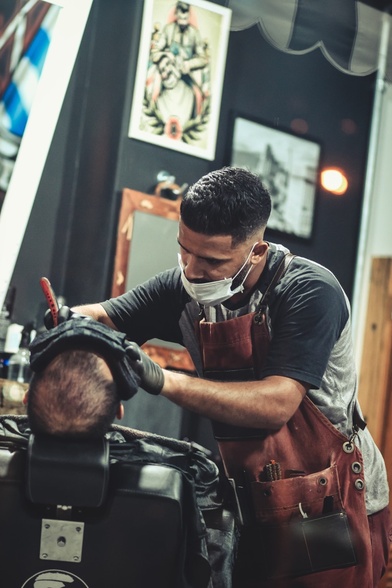 lifestyles, real people, 5K, standing, barbershop, mid adult, people, face mask, men, one person, young adult, person, business, sitting, barber, three quarter length