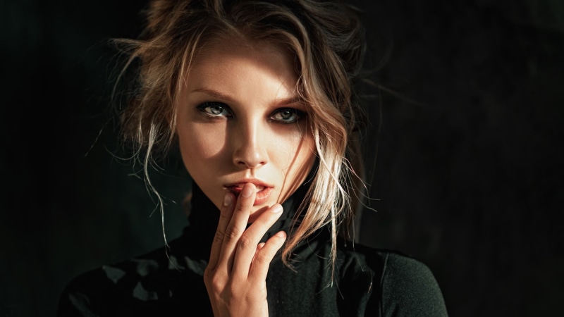1080P, beautiful woman, Alice Tarasenko, front view, knitted, beauty, face, hand, close-up, blonde, looking at camera, Georgy Chernyadyev, body part, women