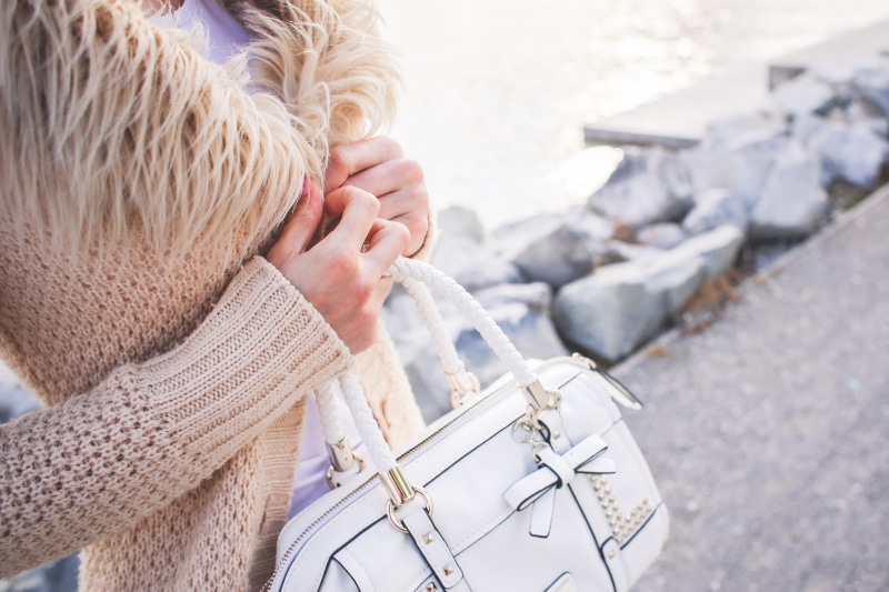 wear, senior women, hair, one Person, woman, focus on foreground, smiling, bag, hairstyle, winter, caucasian Ethnicity, real people, sunlight, clothing