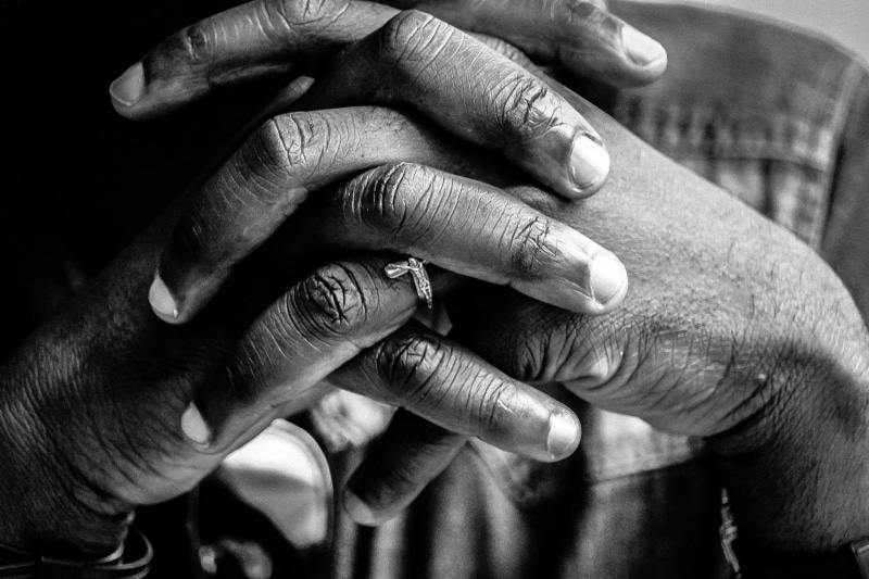 photo, portrait, human hand, two people, togetherness, human finger, still, bokeh, person, positive emotion, human body part, close-up, heterosexual couple