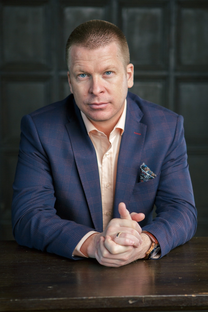 one person, hand, corporate business, looking at camera, mature adult, businesswear, grown up, formal businesswear, mature men, front view, office, well-dressed