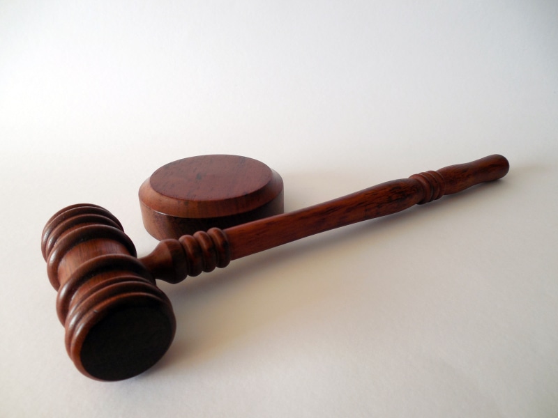 indoors, gavel, cut out, jura, white background, decisions, §, law, table, choice, lawyer, surface, social issues, regulation, 2K, wooden, wood - Material