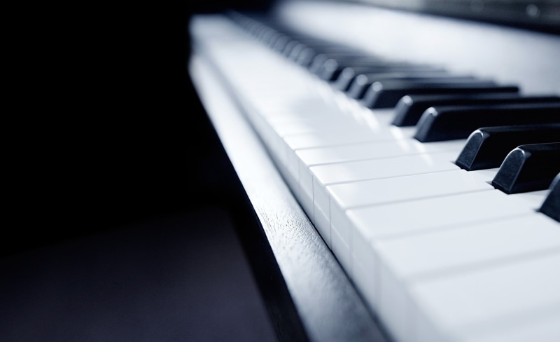 piano, Windows 8, focus on foreground, Windows, copy space, 1080P, keyboard, indoors, diminishing perspective, black color, in a row, no people