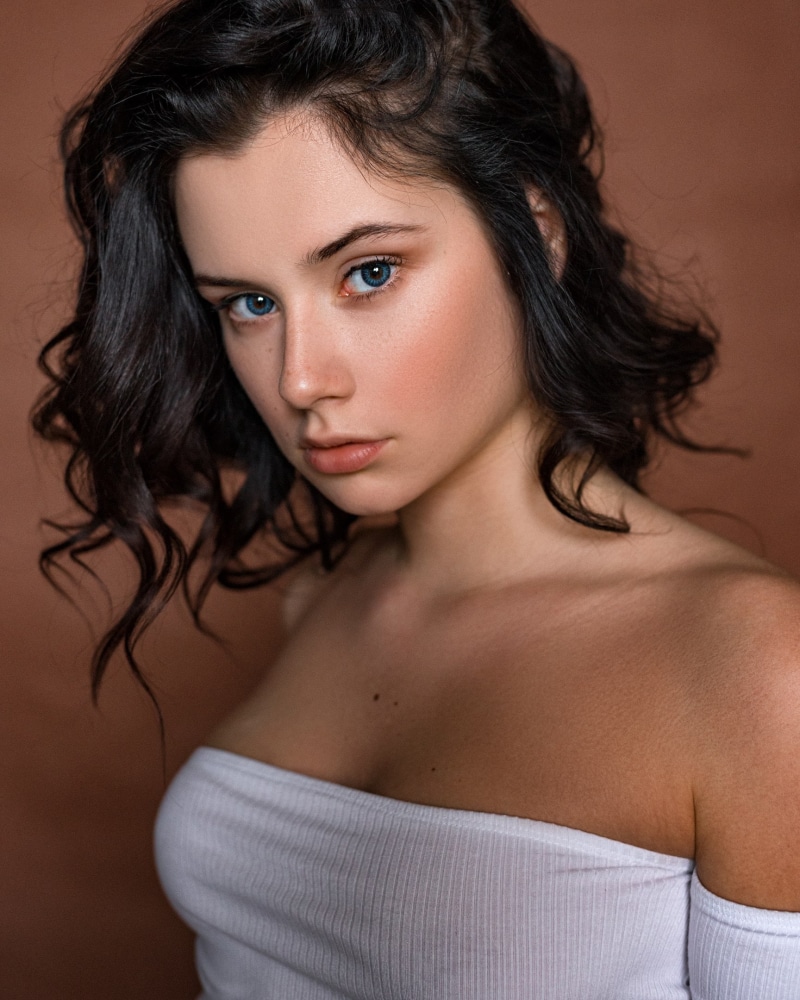 indoors, women, 1080P, brunette, face, women indoors, Daria Delishes, brown background, looking at viewer, typographic portraits, bare shoulders, Max Pyzhik