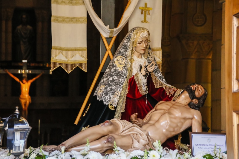 couple - relationship, female likeness, sacrifice, clothing, father, place of worship, traditional, 5K, calvary, sculpture, beliefs, luxury, step, sailing