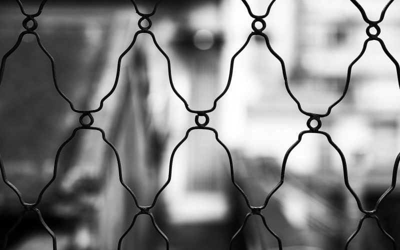 wire, depth of field, full frame, photography, pattern, focus on foreground, 1080P, outdoors, architecture, no people, fence, barrier, macro, nature, close-up