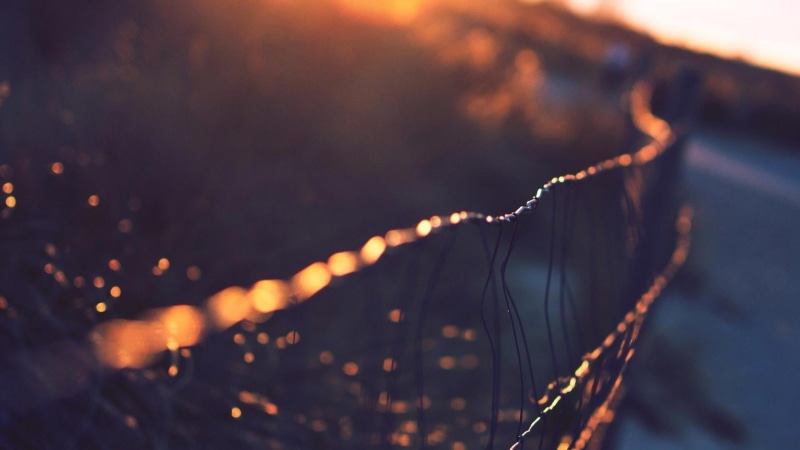 metal, illuminated, outdoors, defocused, fragility, selective focus, no people, photography, focus on foreground, sunlight, close-up, chain, link, 1080P