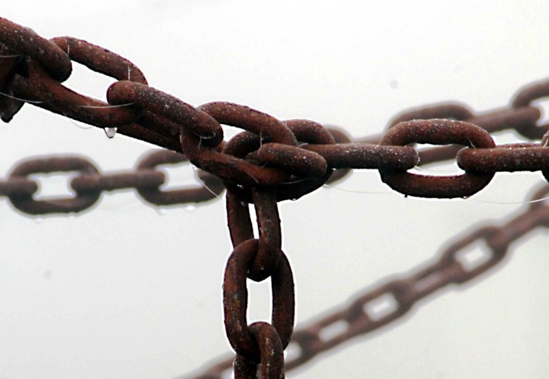 Metal, security, strength, link, boundary, safety, steel, nature, barrier, rusty, connection, selective focus, focus on foreground, water, 1080P, outdoors