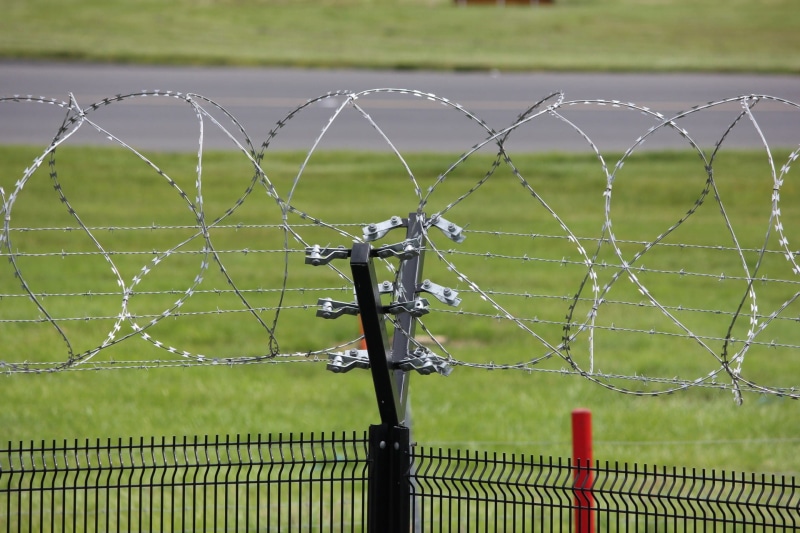 razor, focus on foreground, no people, prevent, perimeter, defense, barrier, forbidden, day, enclose, fence, guard, criminal, system, shock, crime, Security