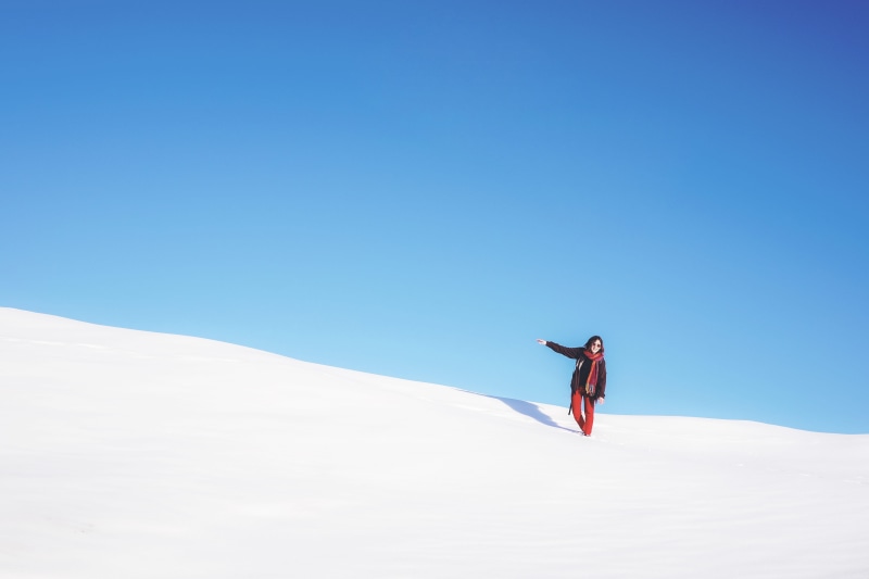 beauty in nature, shirt, nature, white, copy Space, full length, adult, caucasian Ethnicity, women, leisure activity, cold temperature, field, 4K, vacations